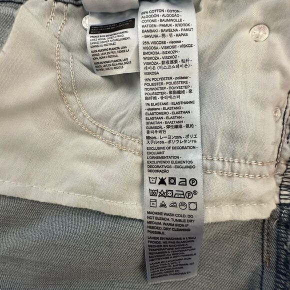 Levi’s ~ Women’s light wash denim shorts ~ mid length ~ size 28 ~ 5 pocket - Picture 9 of 9